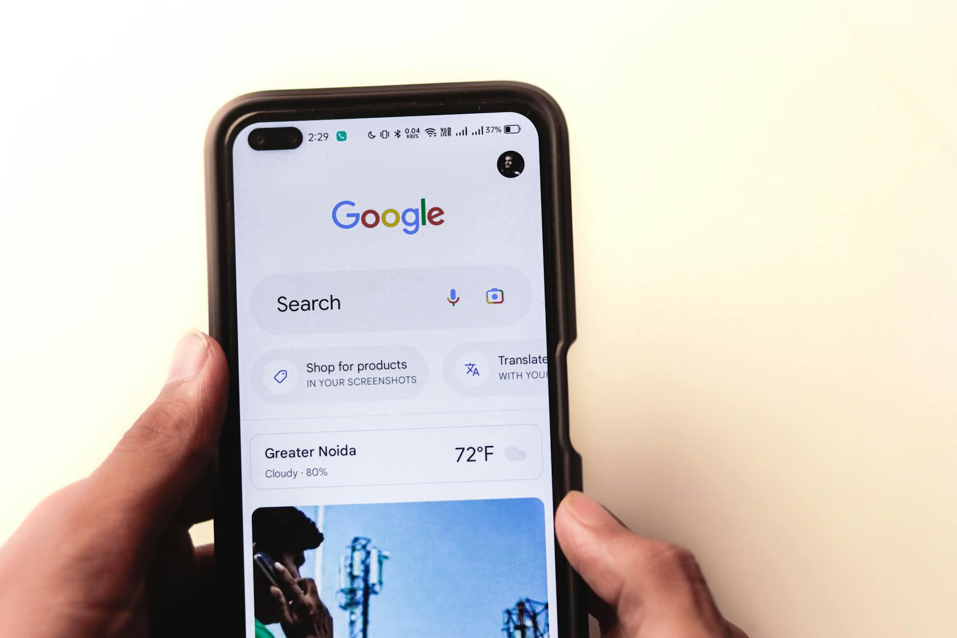 Ilustrasi cara kerja algoritma Google dalam memproses dan menampilkan hasil pencarian di mesin pencari