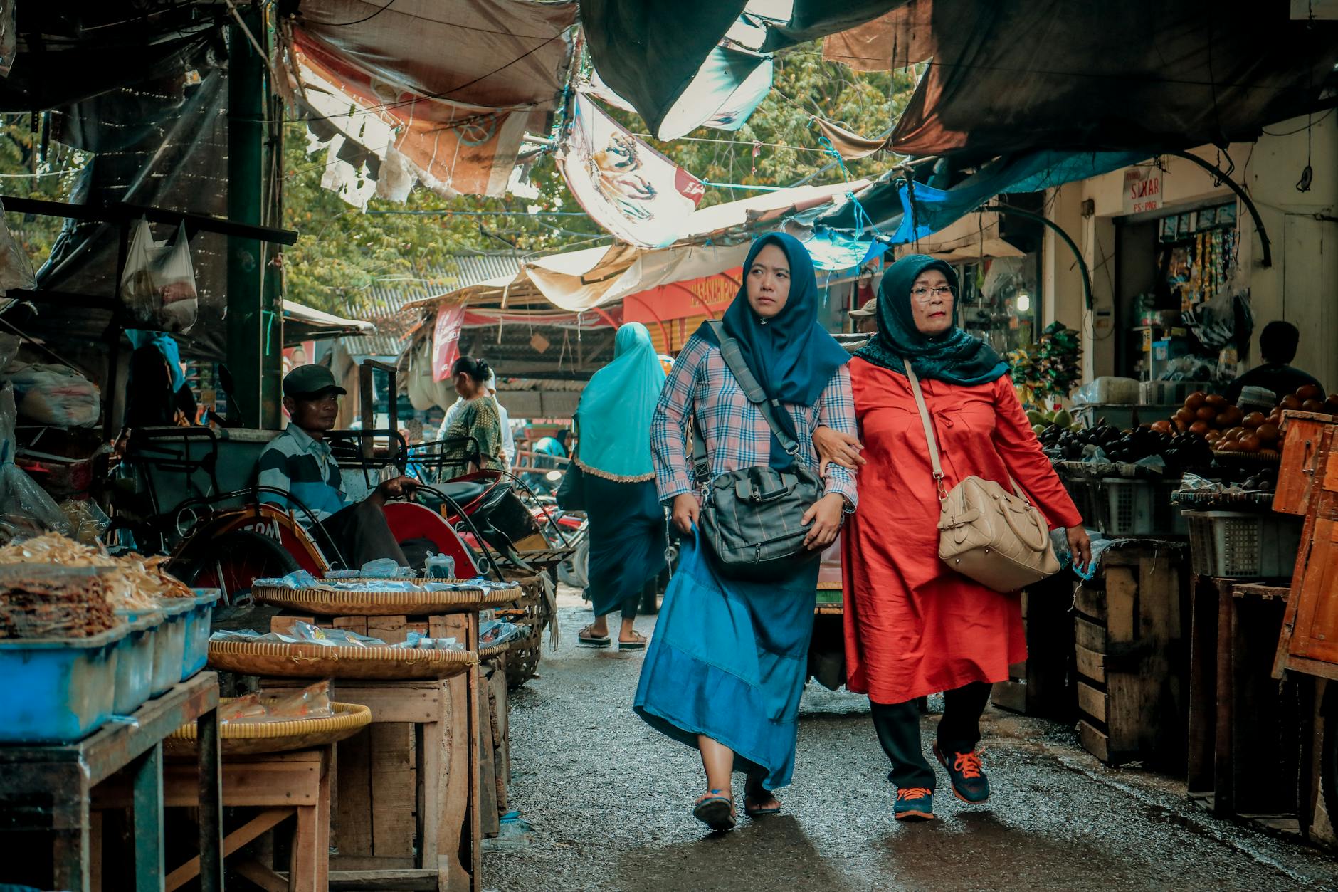 Perbandingan antara digital marketing dan marketing tradisional menunjukkan perbedaan signifikan dalam pendekatan dan hasil yang dapat dicapai dalam strategi pemasaran bisnis modern.