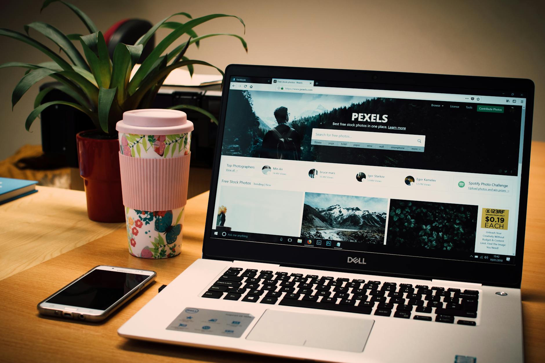 Website sekolah menampilkan informasi akademik, kegiatan siswa, dan profil guru.