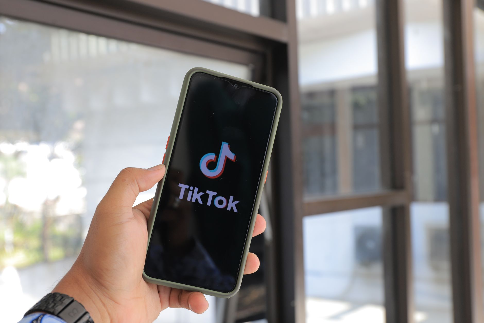 Ilustrasi strategi pemasaran di TikTok untuk meningkatkan engagement dan followers