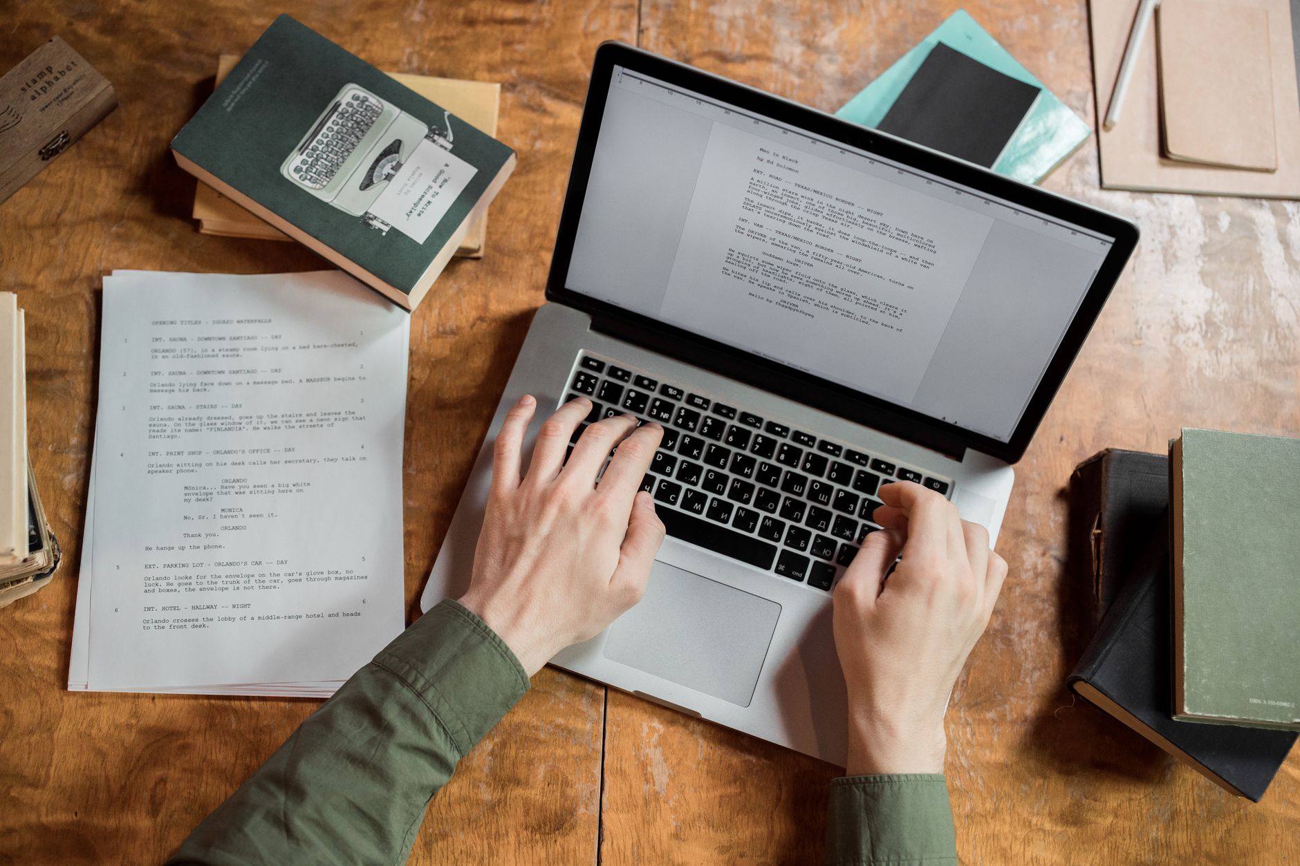 Copywriting adalah seni menulis konten untuk mempengaruhi audiens