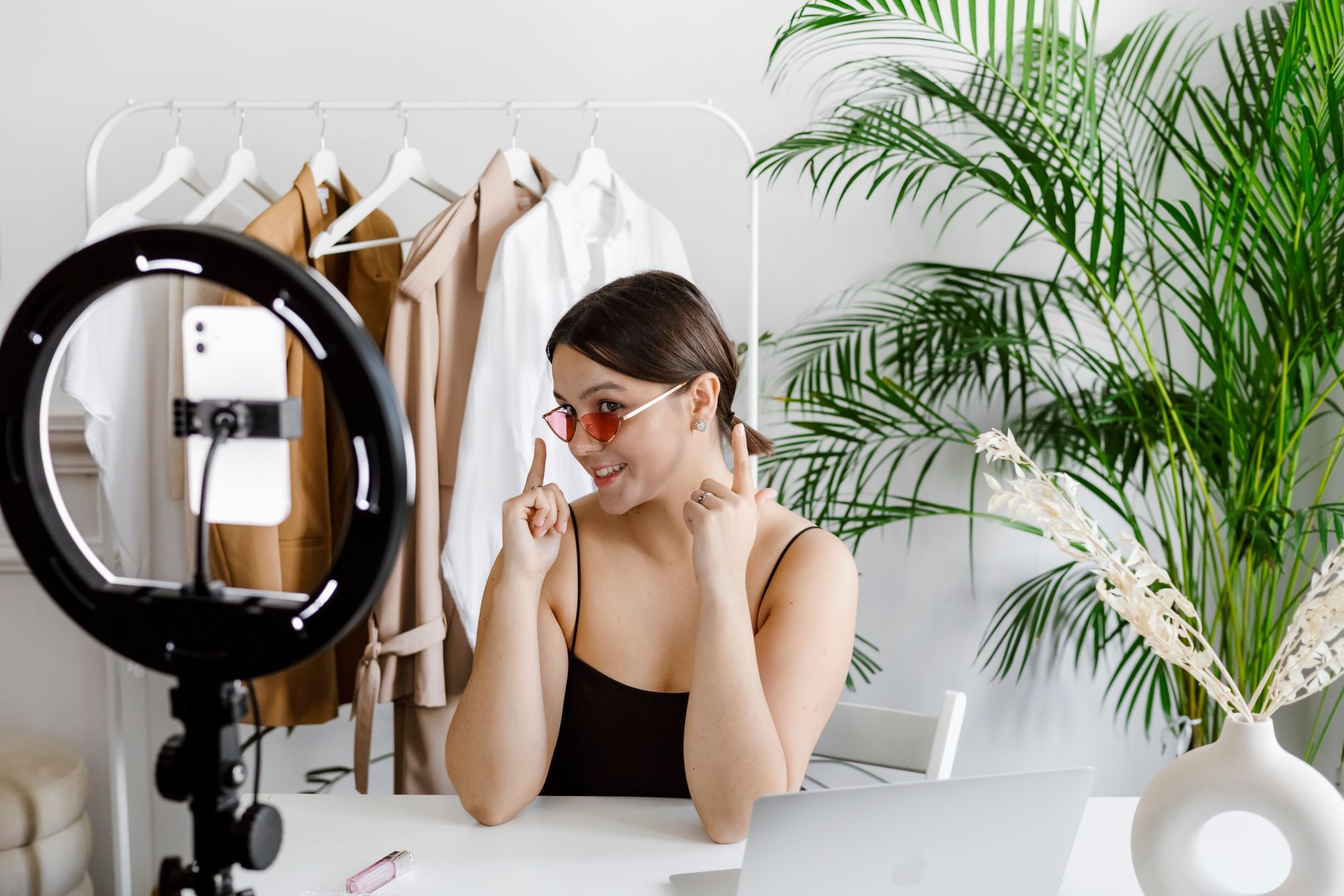 Influencer marketing mempromosikan produk kepada audiens luas melalui selebriti internet