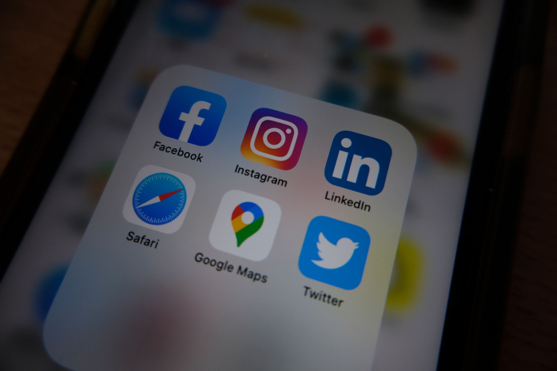 Alat manajemen media sosial untuk mempermudah posting dan analisis.